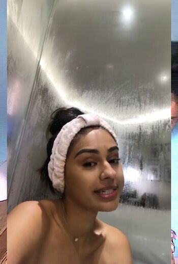 Nelufar Hedayat